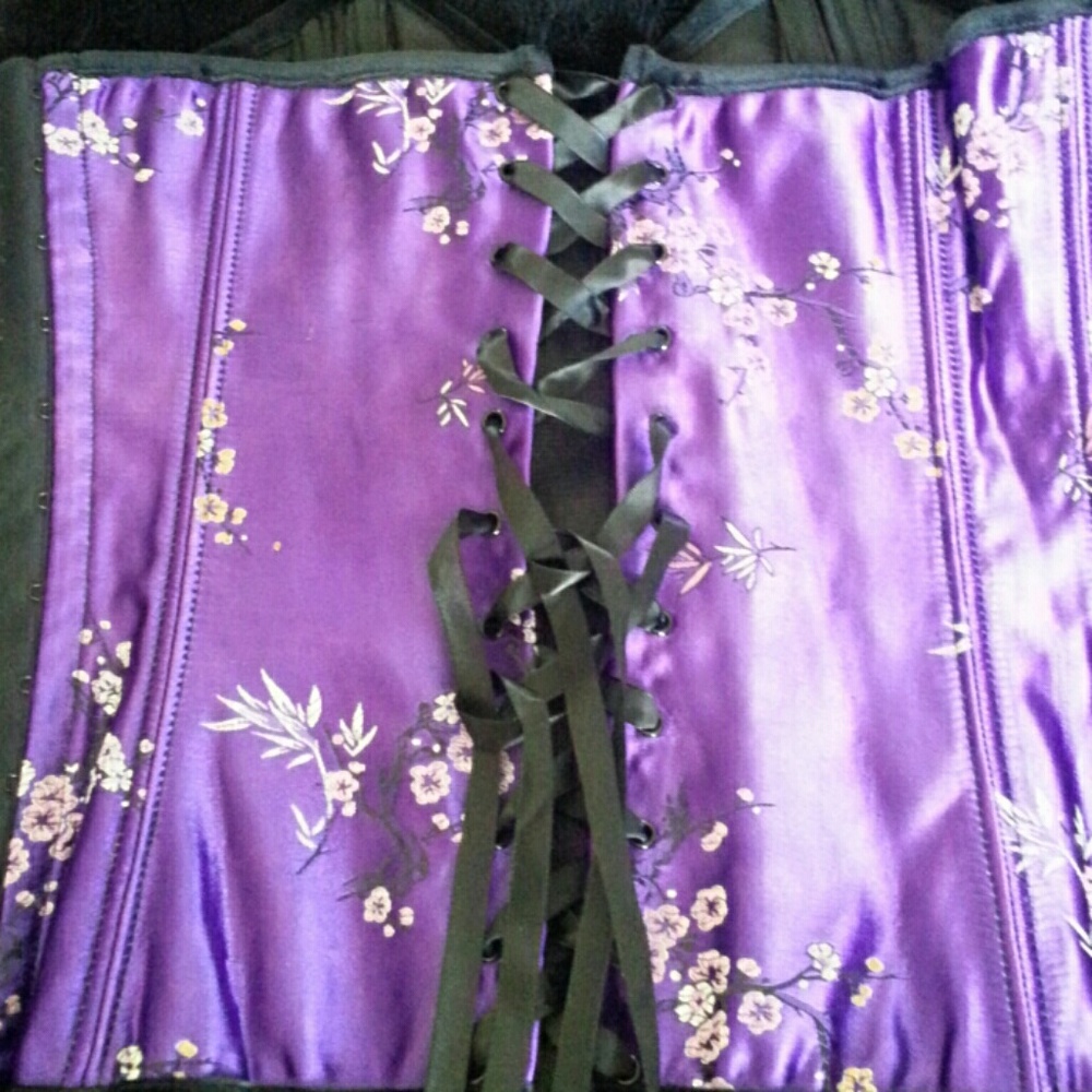 Corset - Picture 3 of 4